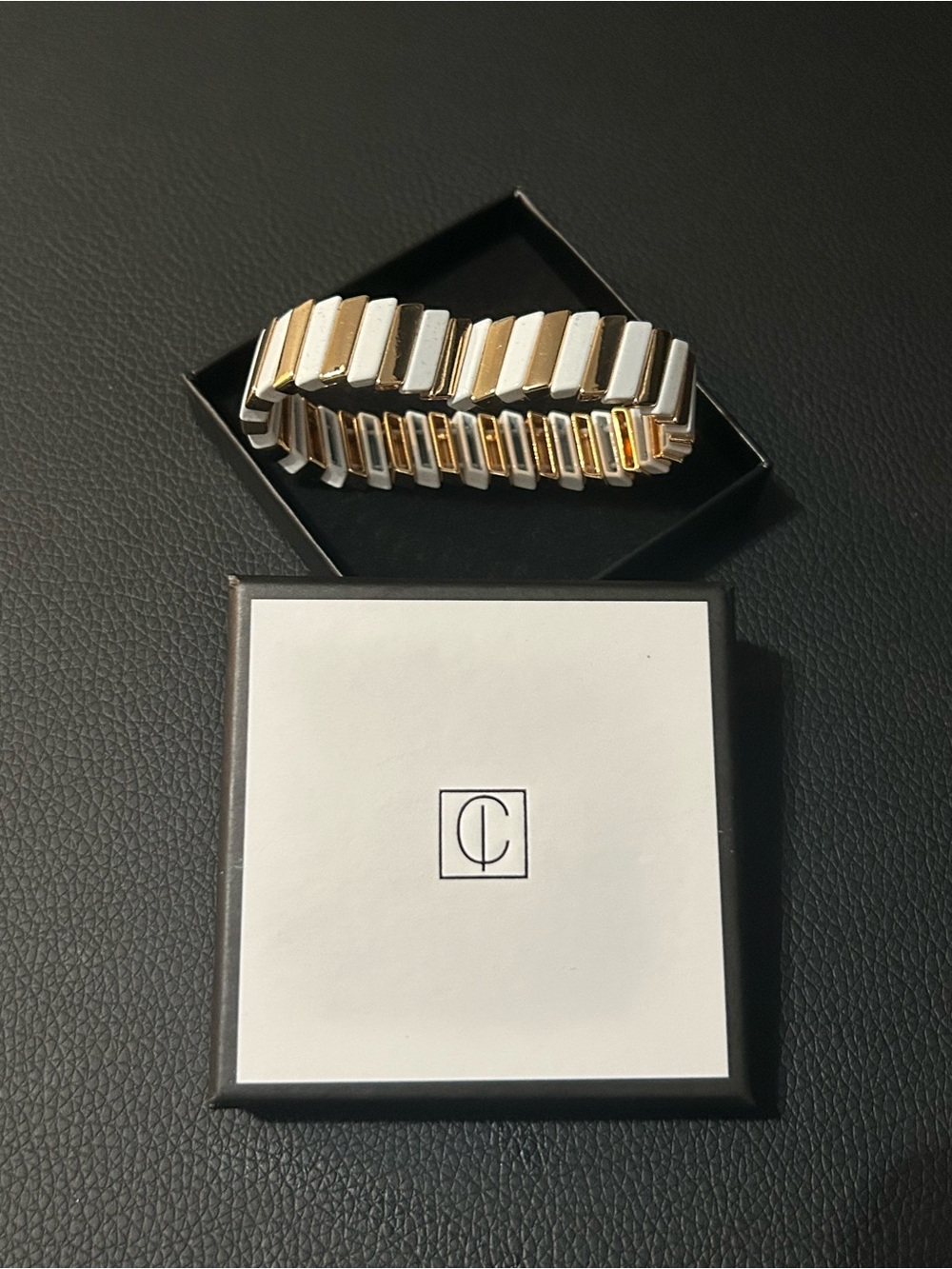 White & Gold Stretch Bracelet – Chic Two-Tone Stack Piece ✨